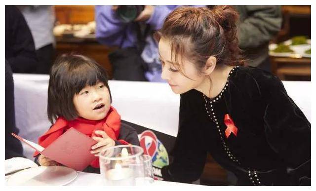 林心如育儿哲学引发热议,女儿独处保姆?坚决反对!