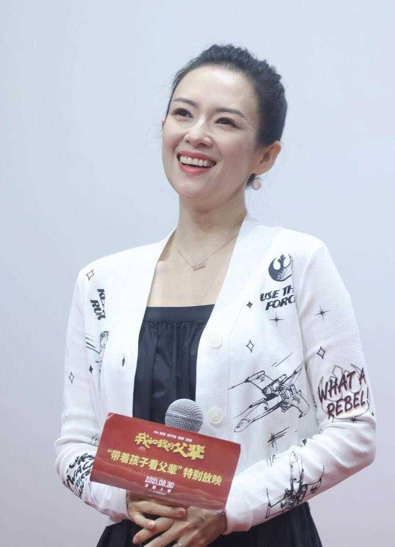 章子怡越穿越年轻针织开衫配抹胸小黑裙俏皮减龄哪像70后