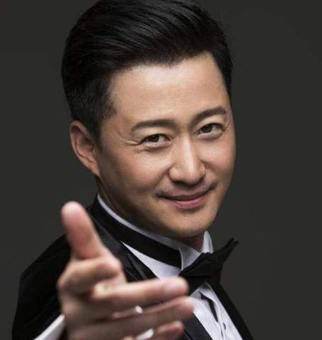 而且看了他的个人档案,才发现他是个满族人,又是上三旗的正白旗,不得