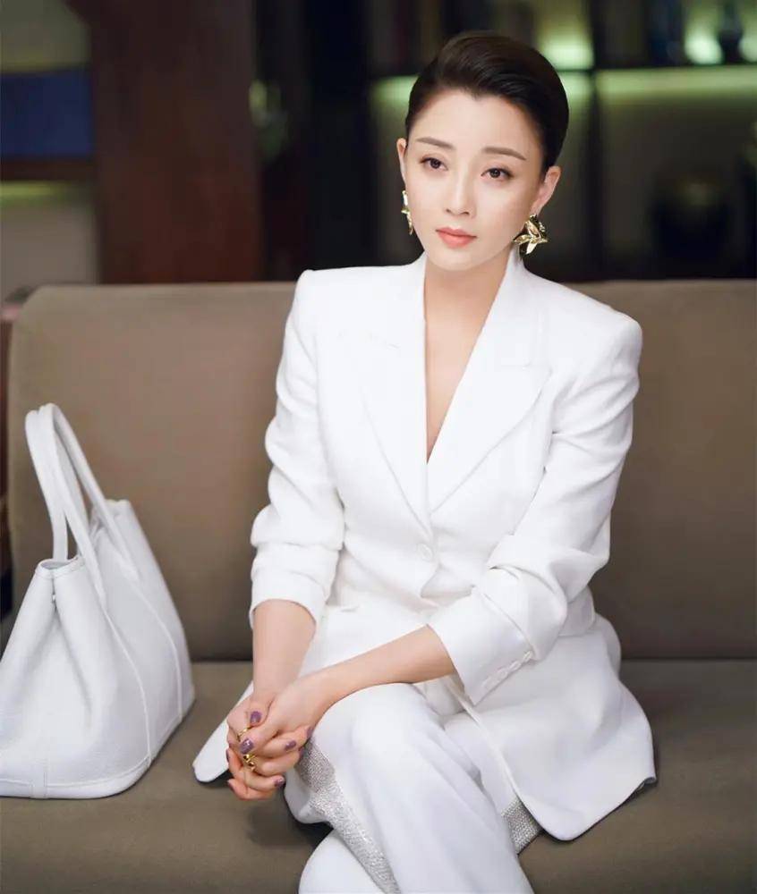 中年女星凭借出众的气质值得我们品味和赞赏