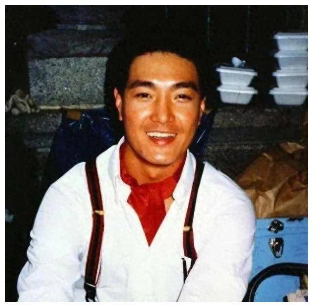 小时候,卢惠光因家庭变故离开了家乡,从东南亚来到香港.