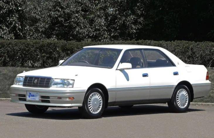 皇冠第十二代皇冠于2003年末上市,这一代皇冠分为royal和athlete车型