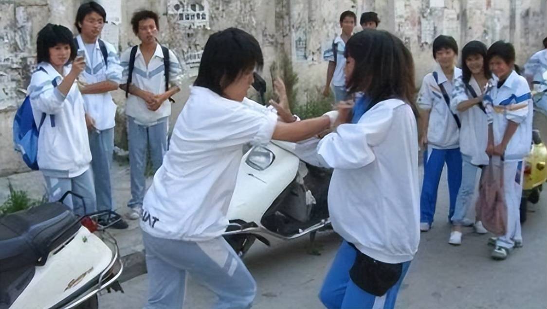 原创现实校园版第二十条15名学生围殴1名同学结局令人深思