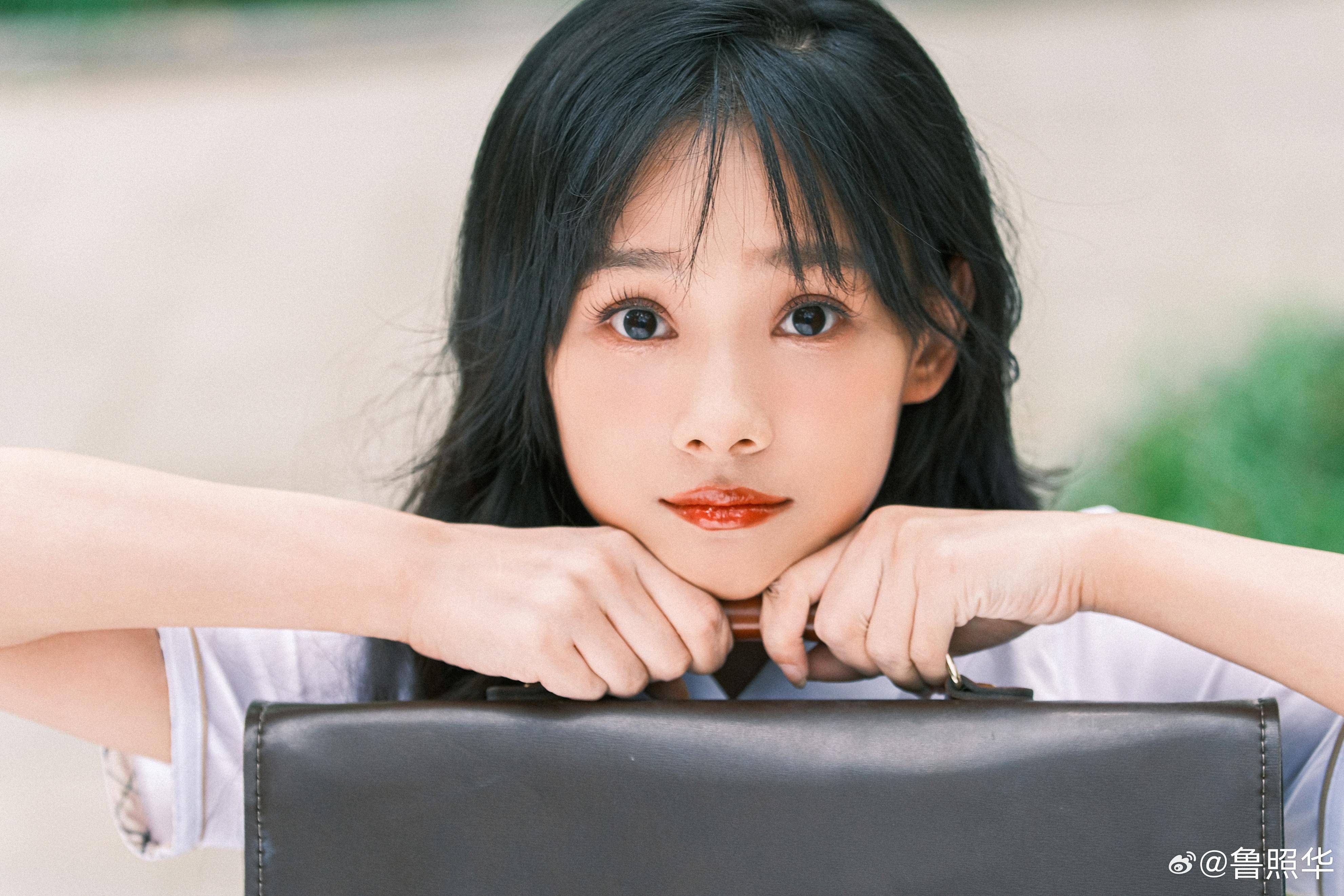 演员鲁照华青春写真校园女神气场全开