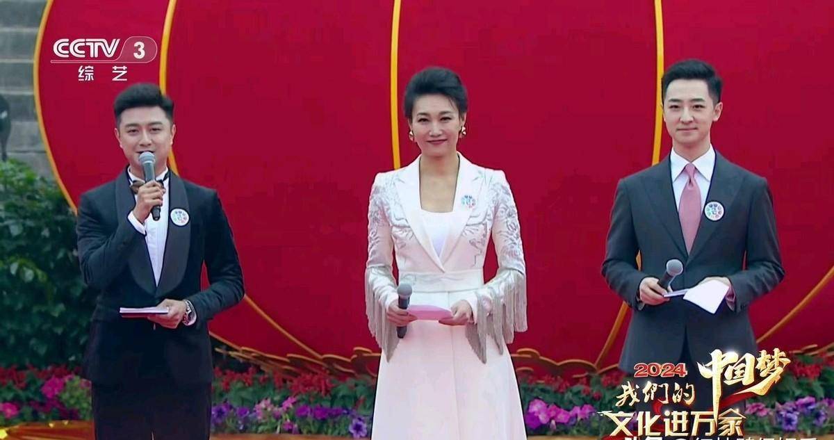 原创李梓萌难得主持一场文艺活动表现端庄大气但有个问题比较尴尬