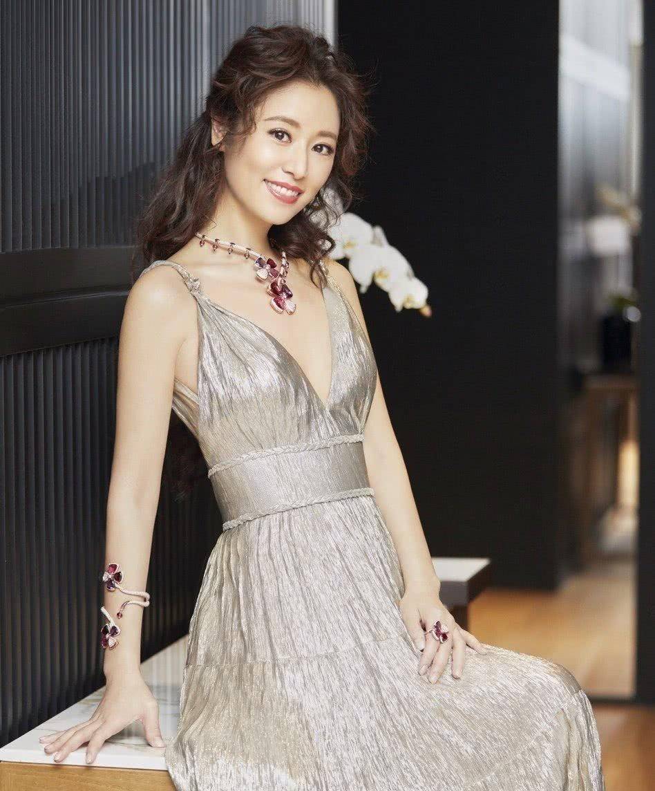 林心如当妈后烫了羊毛卷真空穿吊带裙亮相48岁美出新高度