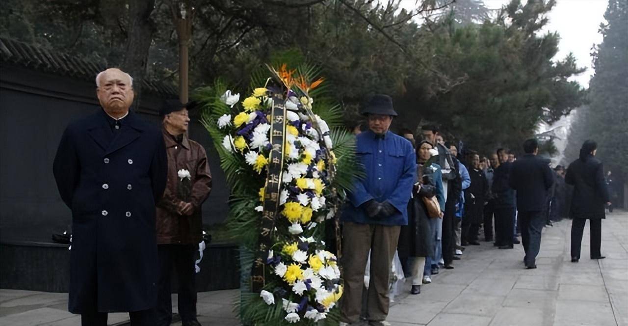 钱学森葬礼葬礼当天降大雪三军仪仗队为他抬棺数万人送行