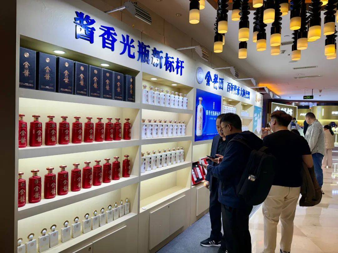 引领轻奢酱酒新潮流金酱光瓶酒春糖吹响全国化号角