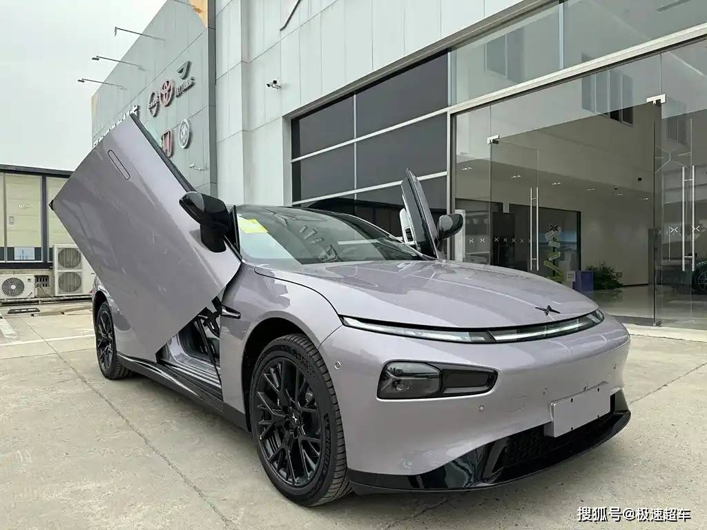 小鹏p7i鹏翼版是一款集时尚,科技,豪华和实用于一身的电动汽车,无论是
