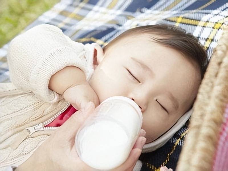 哄宝宝入睡时,这3种哄睡方法妈妈千万别用,还可能对大脑发育不利