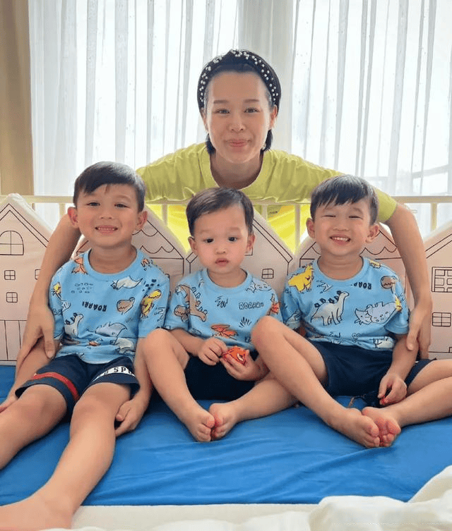 胡杏儿老公51岁生日三个儿子和爸爸一起许愿李乘德满脸幸福