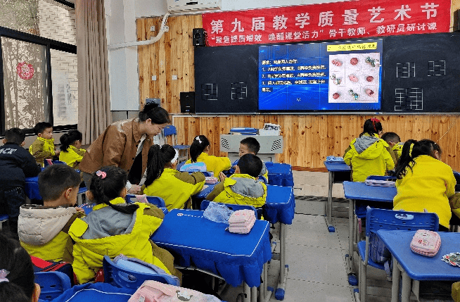 片贯穿始终,有观感,有思考;武艳老师的语文课用杜甫的诗作贯穿始终,有