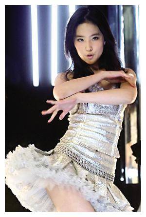 刘亦菲大胆偏爱黑色超短裙网友惊叹无数