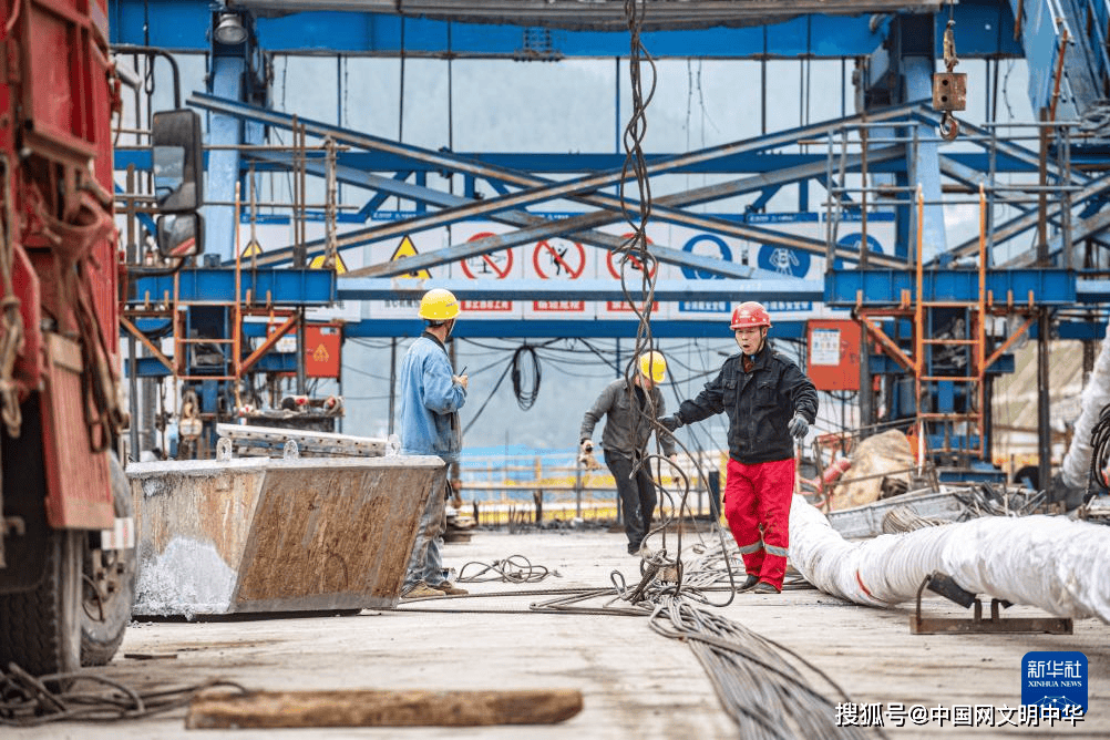 渝湘复线高速磨寨乌江特大桥建设进入冲刺阶段