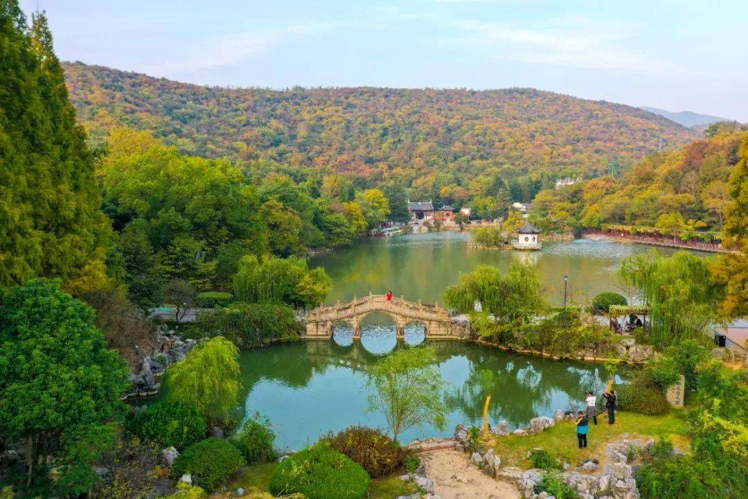 "的太极洞风景区位于皖苏浙三省交界的安徽省广德市新杭镇石龙山境内