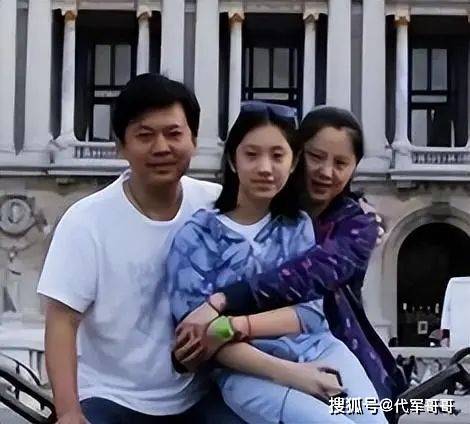 29岁娶初恋为妻,相濡以沫30年,堪称最美好的爱情_何政军_中戏_范雨