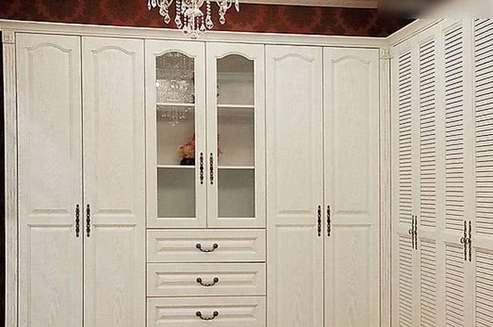 现在比较流行的就是安装平开门衣柜,平开门安装后的效果非常美观,而且