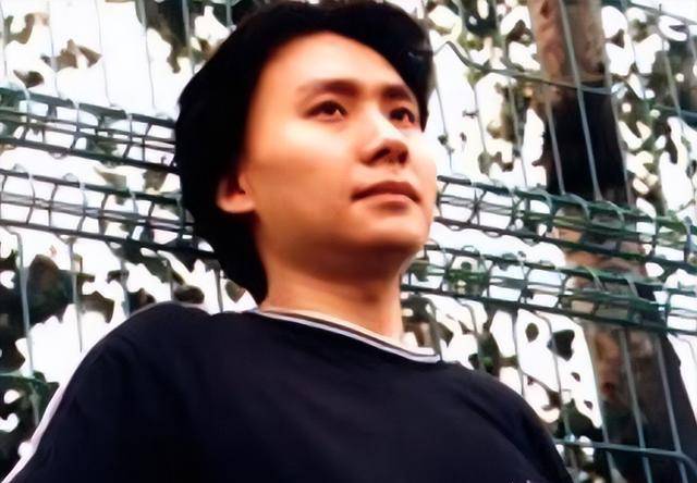 他是和朴树齐名的才子巅峰期黯然隐退后来携儿子唱出父爱如山