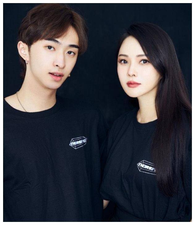 伊能静儿子22岁庆生,哈利晒照展露纹身,表情狂野,眼神犀利._个性_家人