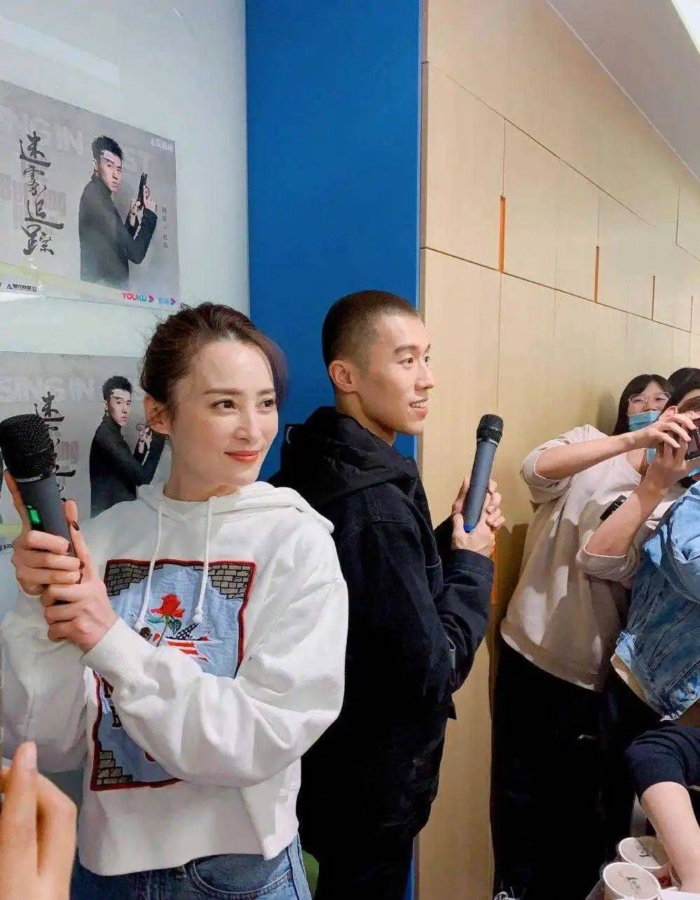 原创蒋勤勤看展被拍快50岁还这么貌美年轻陈建斌胡子拉碴像老头子宛如