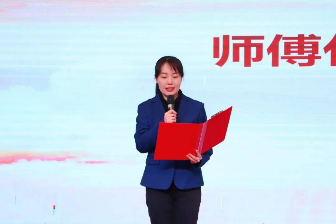 副校长王丽宣读本年度"青蓝工程"师徒结对名单,她表示我校青蓝工程