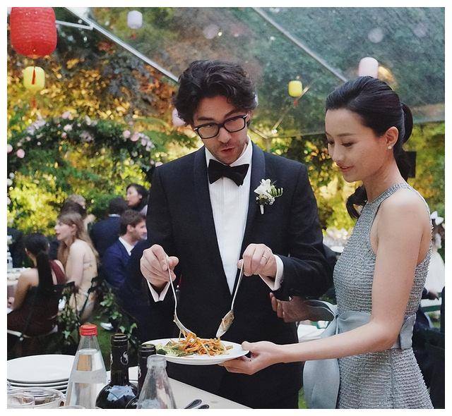 陈法拉官宣二胎得子晒法国混血儿子小手照长女捧鲜花庆祝