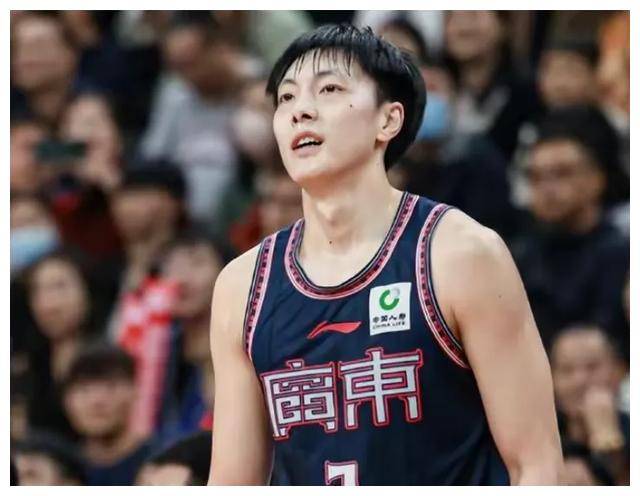 广东男篮某球星巡访四川,数百女球迷热情迎接,全明星实力彰显_胡明轩