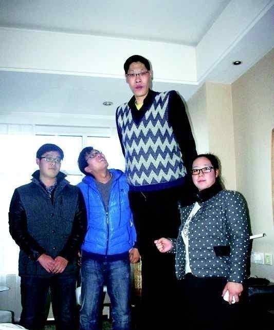 第一巨人张俊才身高242米娶165米妻子如今怎么样了