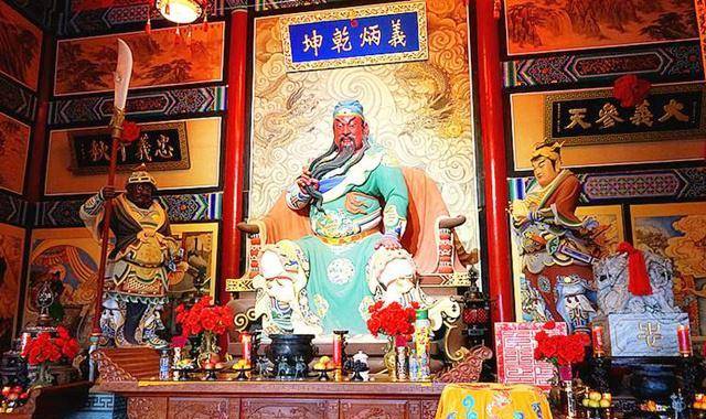 神是什么,神是一种崇高的象征,它分为人们想象的神,另一种是现实人物