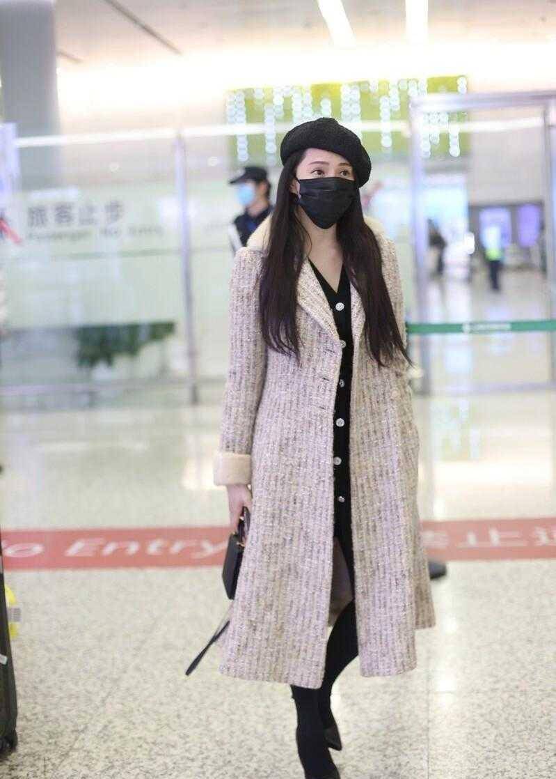 原创伊能静才是精致的女人穿米色大衣配黑丝袜显气质又洋气