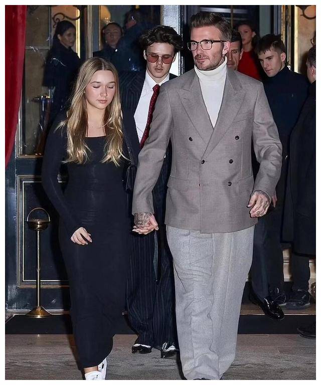 贝克汉姆晒最新全家福!12岁小七穿吊带裙扮成熟,越长越像贝嫂了