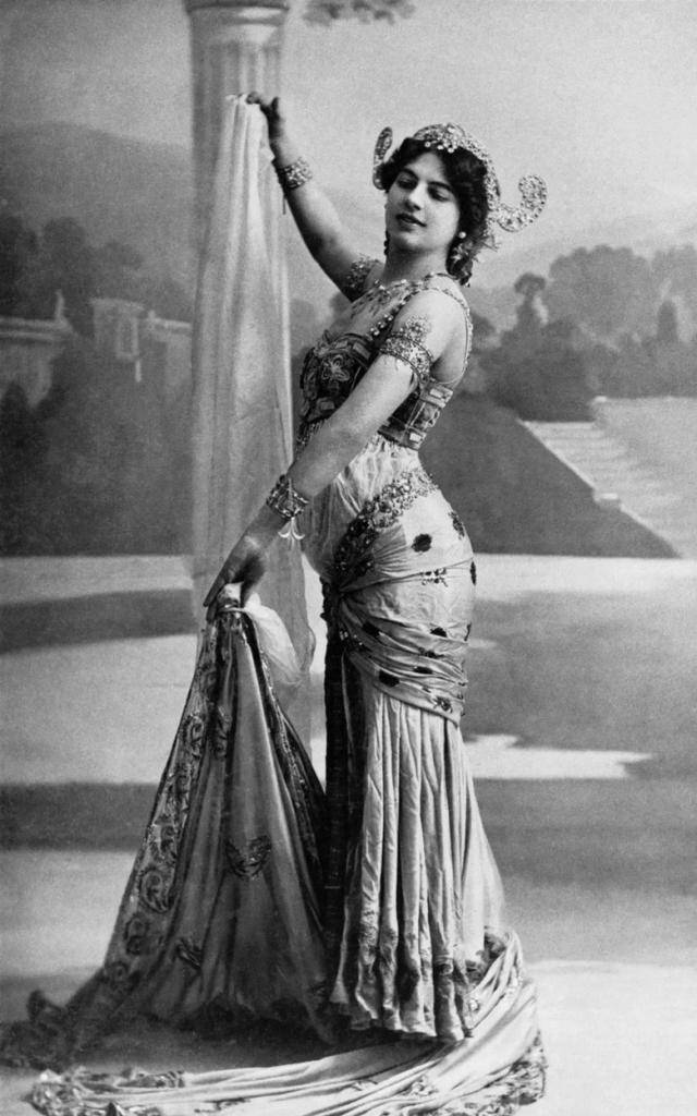 一战中的双重美女间谍枪决前一个妩媚眼神逼行刑人员闭眼开枪