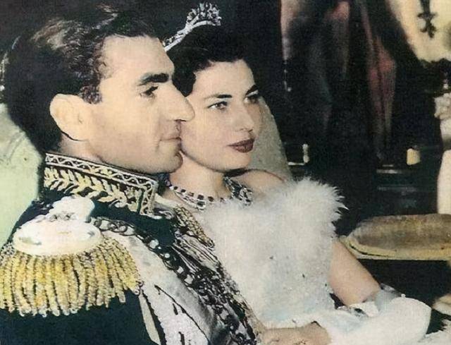 原创伊朗绝色王后16岁嫁入王室独得恩宠最后因身体不孕惨遭抛弃