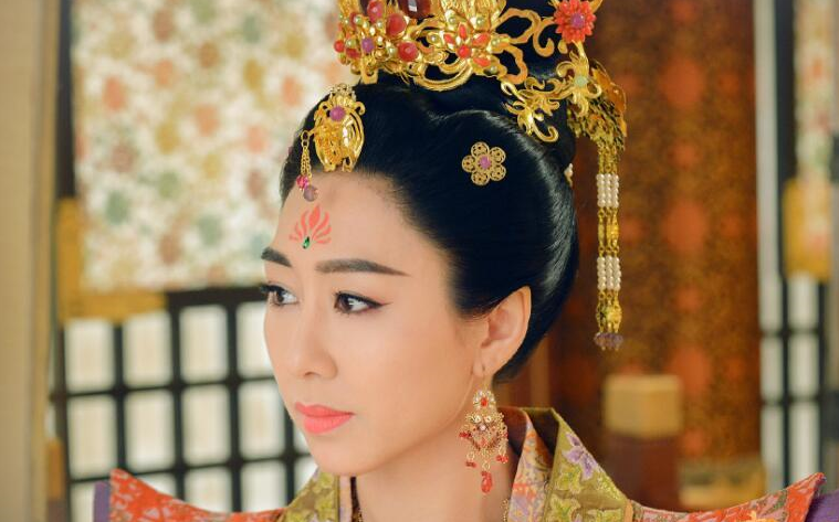 剧中由(胡定欣)饰演的王蓁本是名门之後,家中嫡女的她,理应得到最珍贵