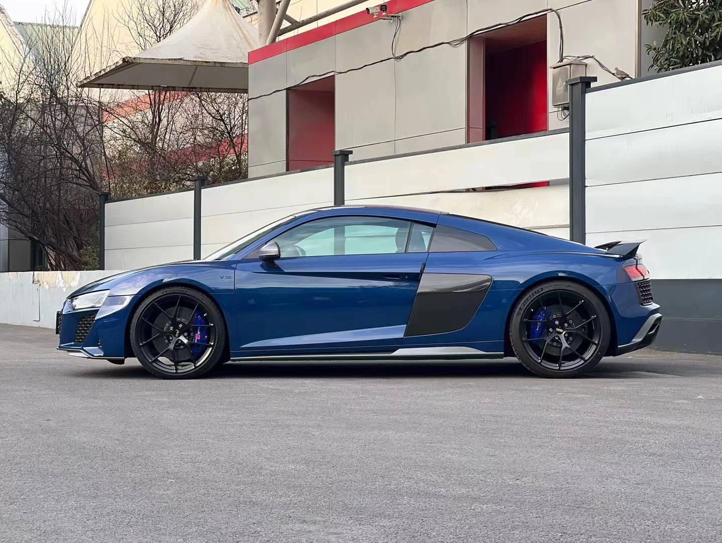 奥迪r8 v10 coupe performance的内饰设计既时尚又精致,这款车配备