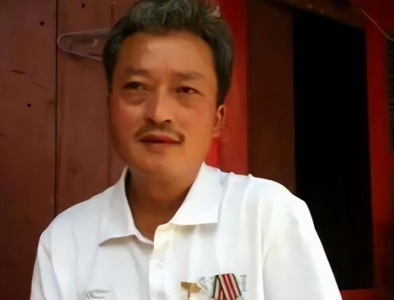 原创中国最悲壮的插旗照老山插旗旗手没有牺牲现在是一名安保