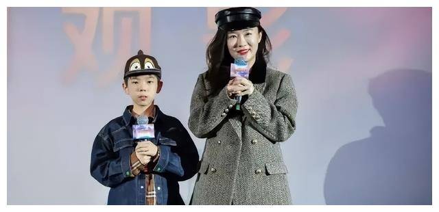 霍思燕一家三口吃麻辣烫,嗯哼礼貌接地气,妹妹扎丸子头乖巧可爱_杜江_