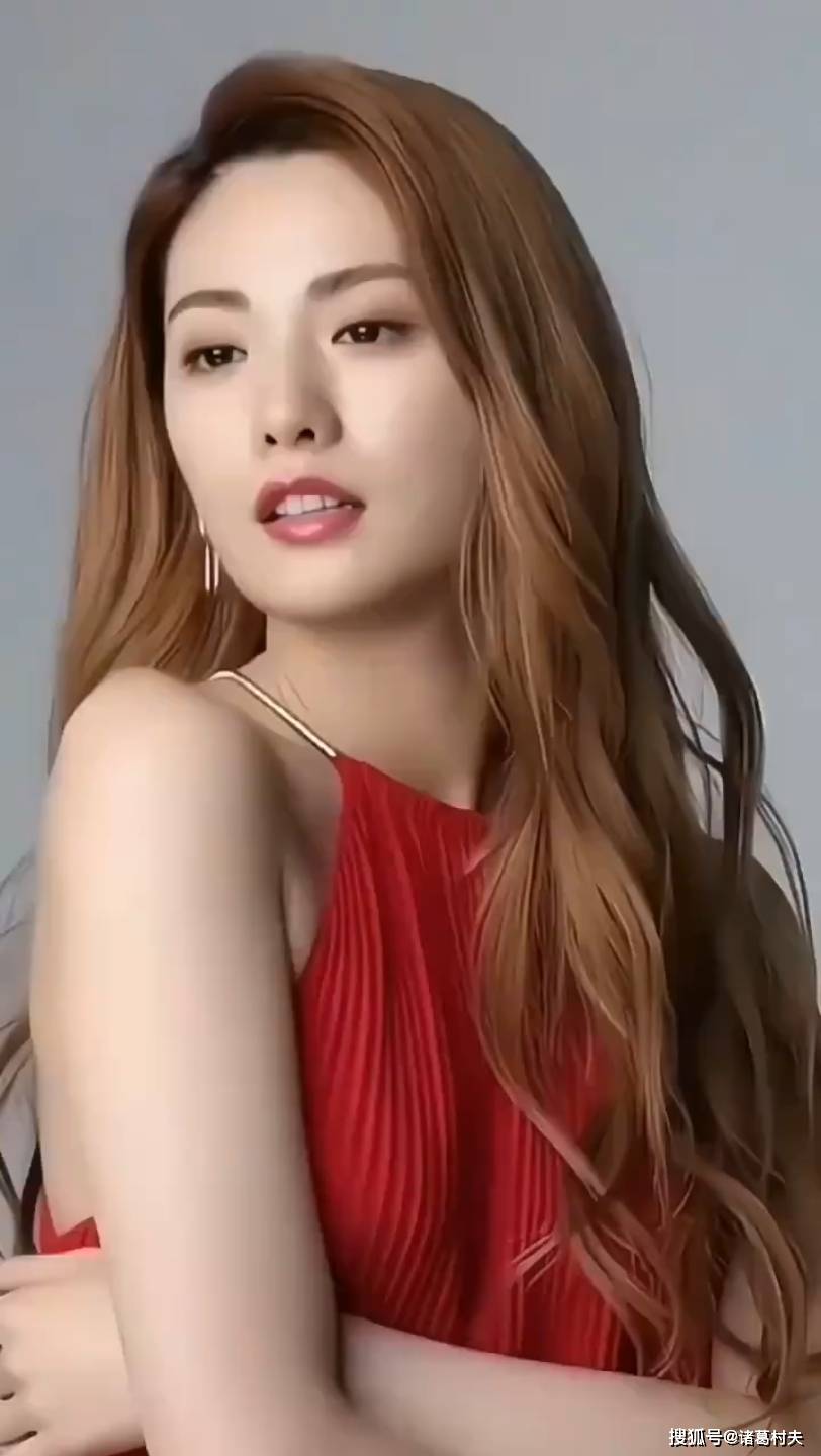 林珍娜的颜值堪称完美.她的五官精致,眉眼如画,气质优雅.