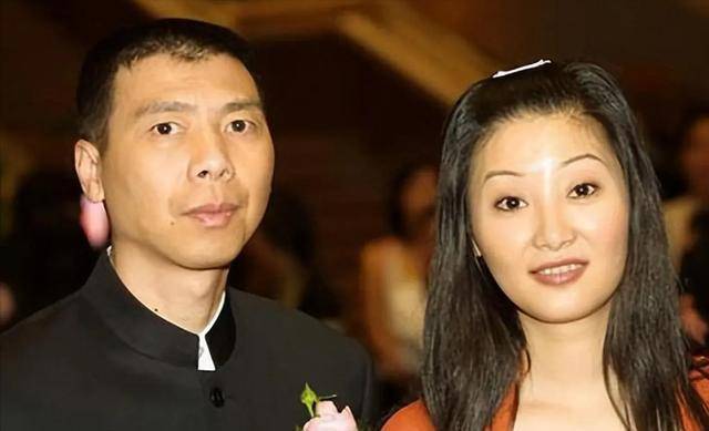 徐朵18岁生日冯小刚为养女晒照庆生网友父女俩长得太像了