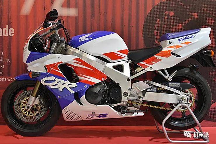 本田cbr900rr fireblade80年代中期,摩托车制造商开始涉足不断增长的