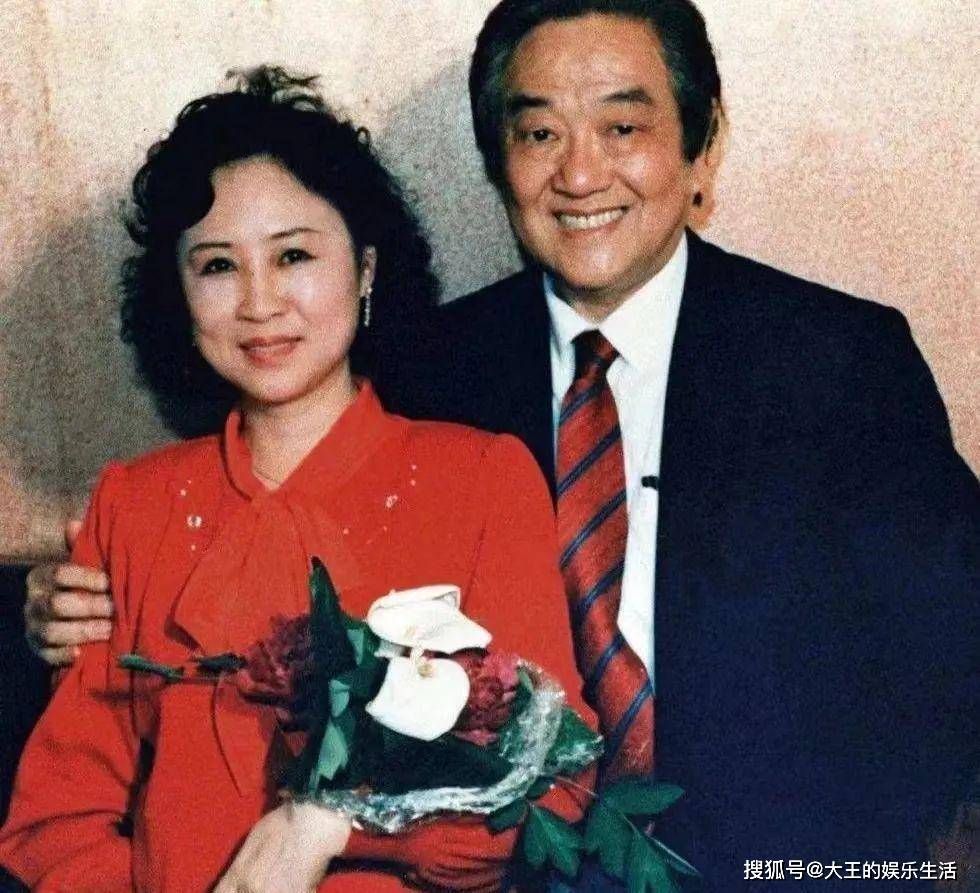 然而,当美丽活泼的刘立立出现在校园时,董今狐无法抵挡她的魅力,深深