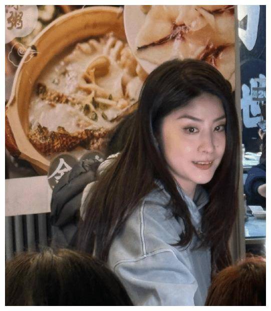 陈慧琳广州吃大排档真接地气穿两件卫衣减龄洋气51岁美得像个小姑娘