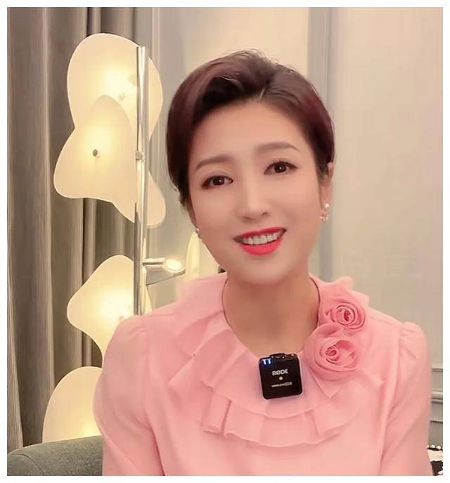 美女主持人春妮评董宇辉读书人的浪漫与幽默深受认可