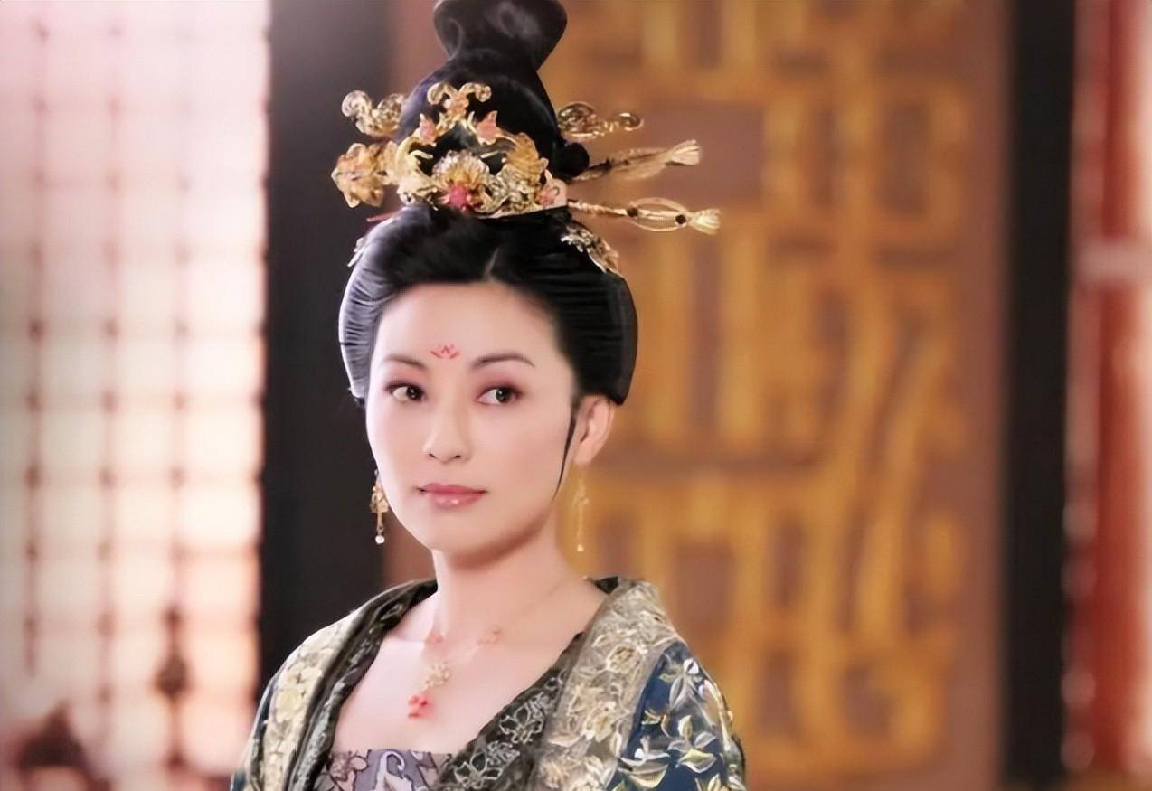 皇帝李漼和郭淑妃亲自到延兴门哭送,直到灵枢看不见了,还在含泪远眺.