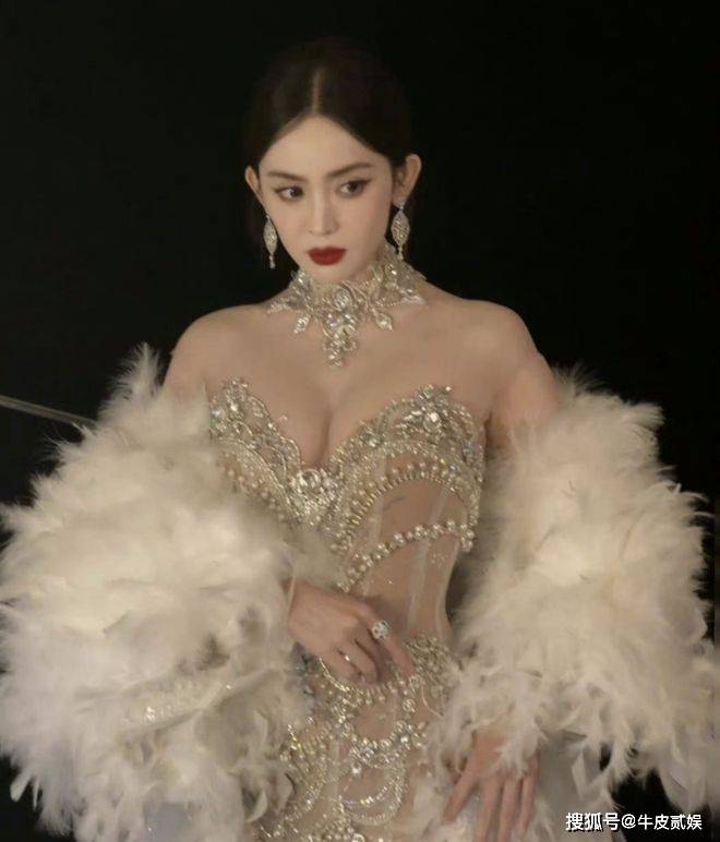 裸背诱人的唐嫣,艳而俗气的娜扎,女星红毯上的审美差距,出来了_宋轶