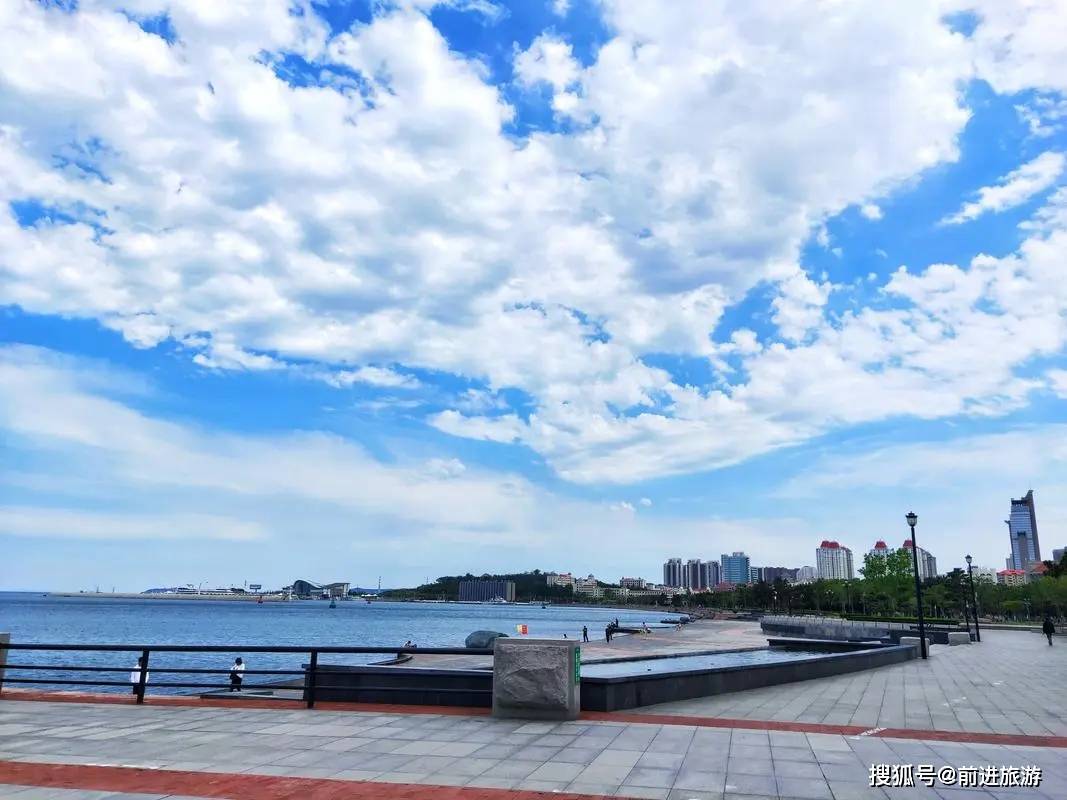 除了幸福广场,顺着海滨路还有沿途的海源公园,威海公园,悦海公园,海上