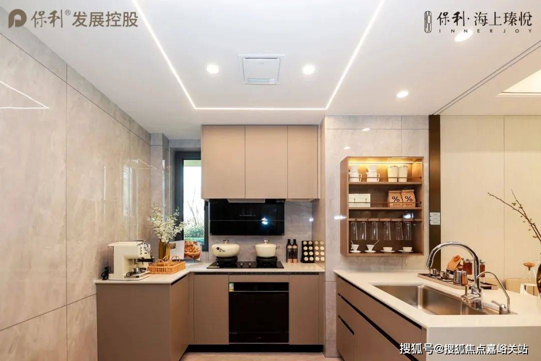 同时精选方太品牌高端系三件套,预装全自动的嵌入式洗碗机,超强吸力的