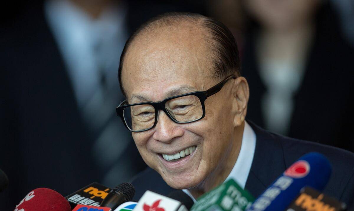 李嘉诚当了15年华人首富弟弟却穷困潦倒最终悲惨离世