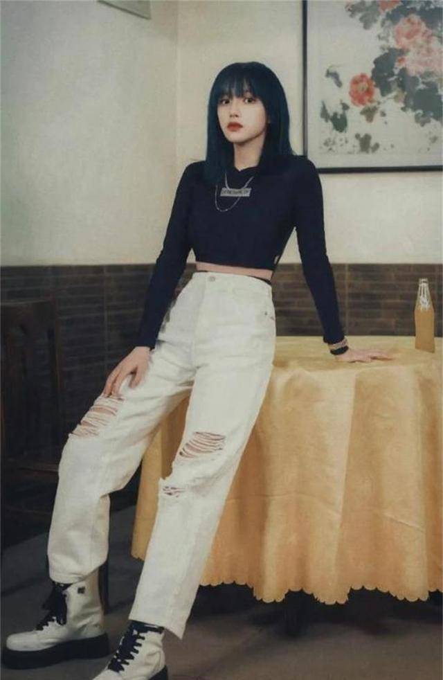 原创原创肉感女神程潇尝试镂空牛仔外套熟女韵味十足