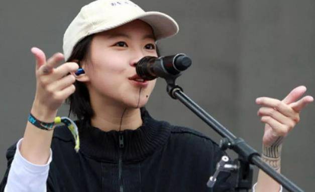 同样是后爸窦靖童对待李亚鹏和谢霆锋态度完全不同这是为啥